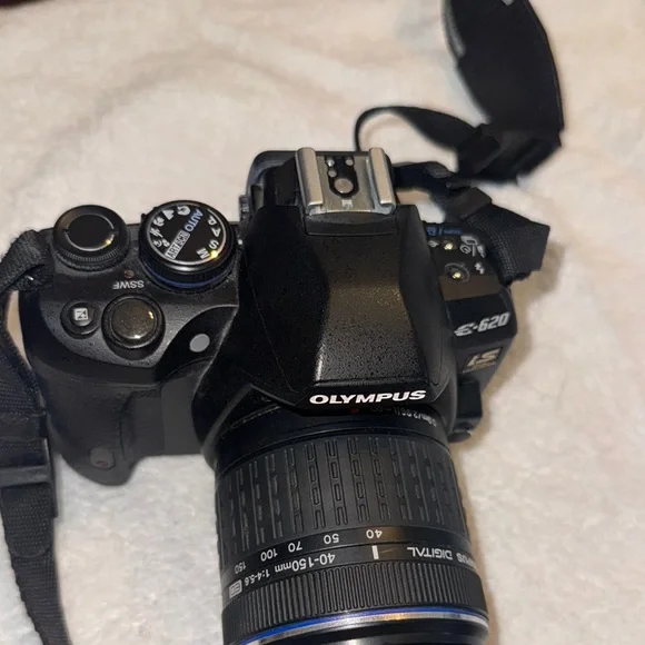 Olympus Black Digital Camera with Professional Design and Zoom Lens - Picture 4 of 5